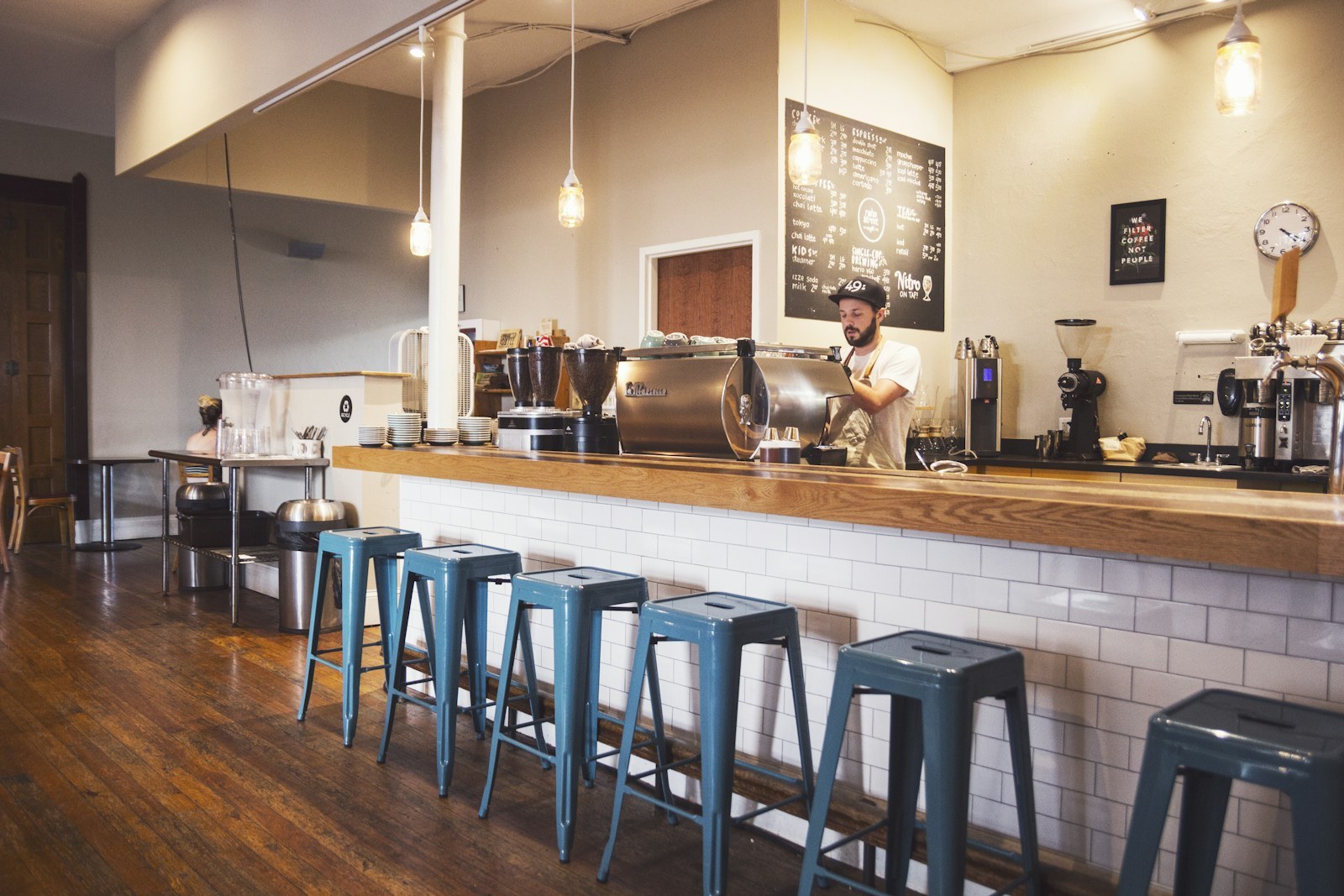 地域のお店との出会いをイメージしたカフェの風景(仮写真)